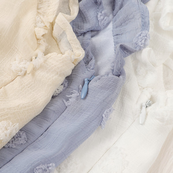 Модерен дамски потник с шпиц деколте и къдри