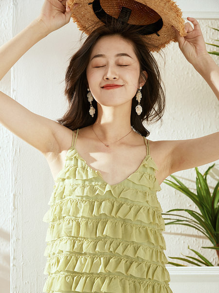 Uut mudelit õhukeste rihmadega spits-kaelusega topp