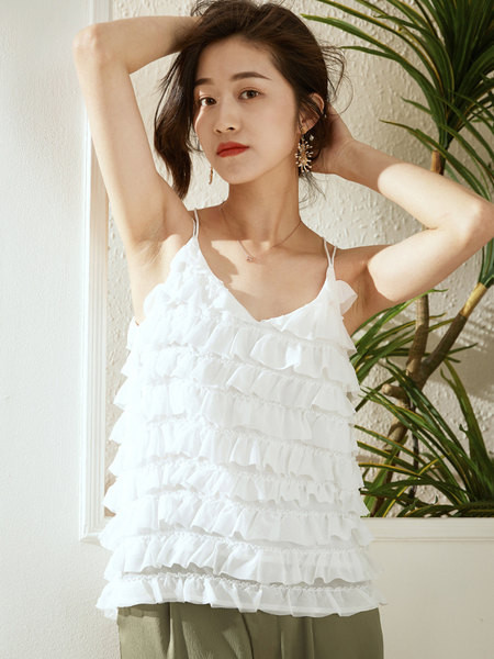 Uut mudelit õhukeste rihmadega spits-kaelusega topp