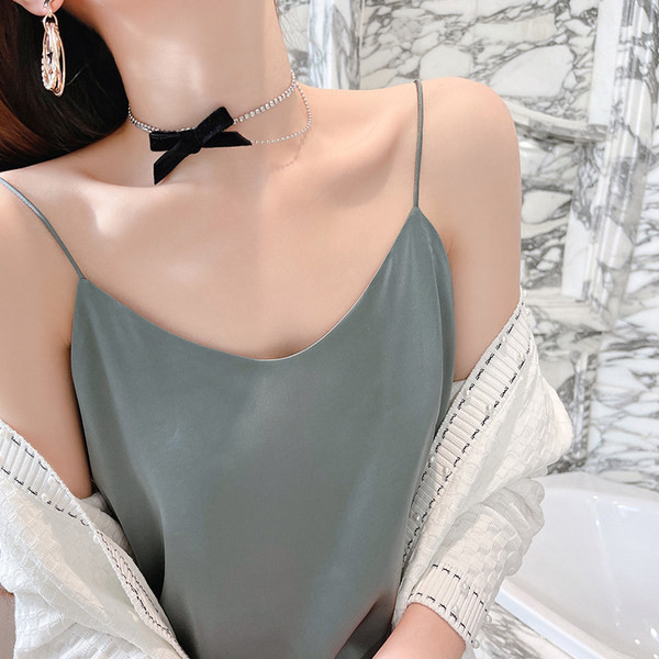 Široki model ženske majice bez rukava sa špic izrezom