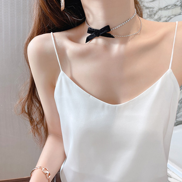 Široki model ženske majice bez rukava sa špic izrezom