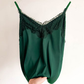 Μοντέρνο γυναικείο φανελάκι με λεπτές τιράντες και δαντέλα