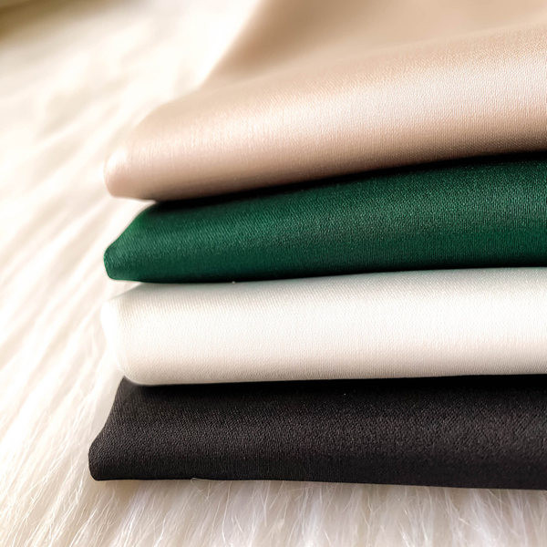 Μοντέρνο γυναικείο φανελάκι με λεπτές τιράντες και δαντέλα