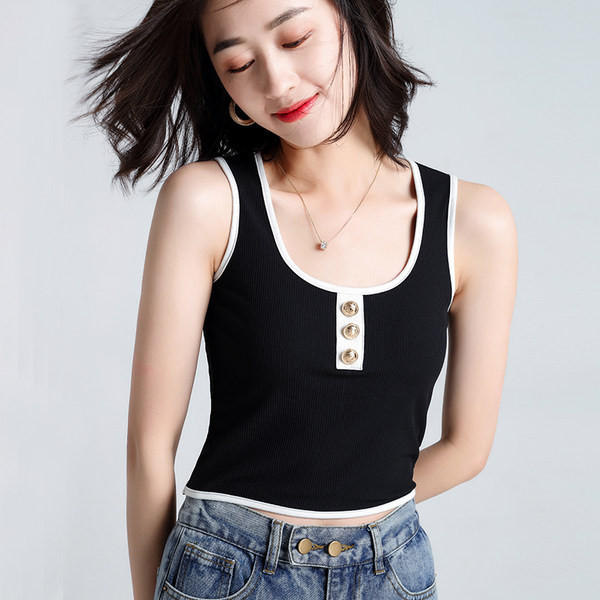 Kratka ženska majica bez rukava sa širokim naramenicama i metalnim elementom