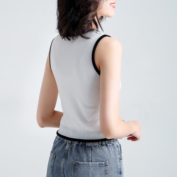 Kratka ženska majica bez rukava sa širokim naramenicama i metalnim elementom