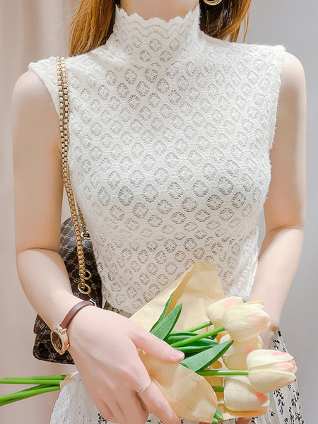 Дамски дантелен потник с висока яка