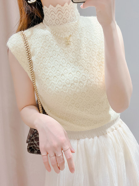 Дамски дантелен потник с висока яка