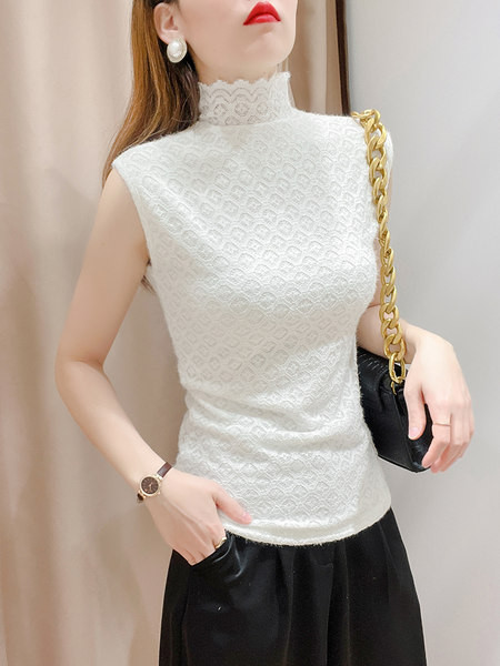 Дамски дантелен потник с висока яка