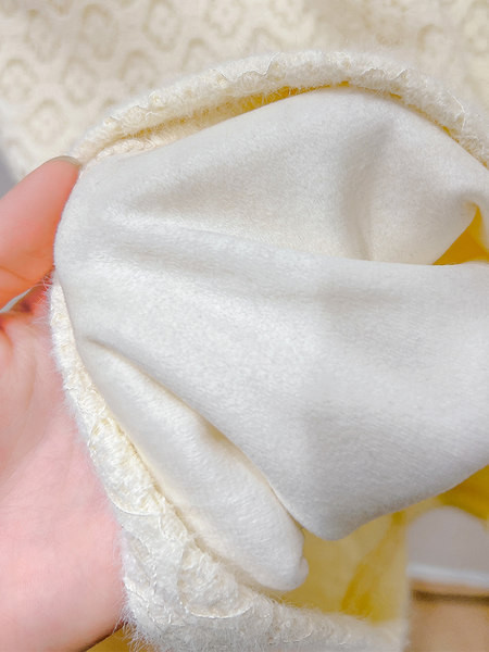 Дамски дантелен потник с висока яка