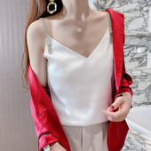 Γυναικείο σατέν φανελάκι με διακοσμητικές πέτρες και λαιμόκοψη