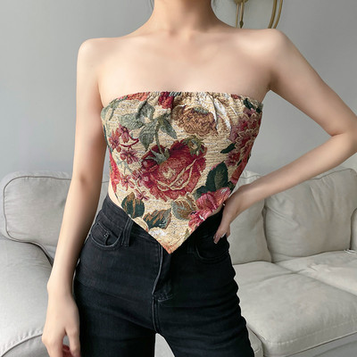 Uus mudel naiste lillemustriga rinnakas