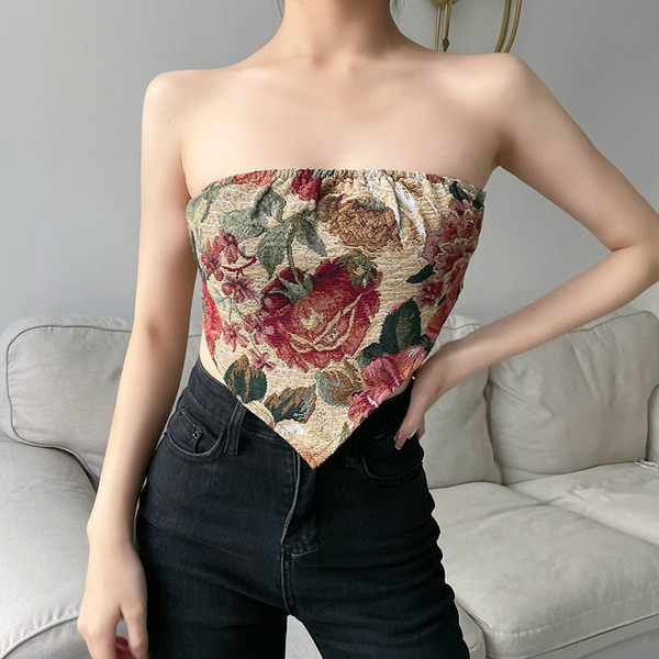 Uus mudel naiste lillemustriga rinnakas