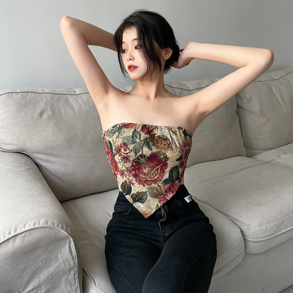 Uus mudel naiste lillemustriga rinnakas