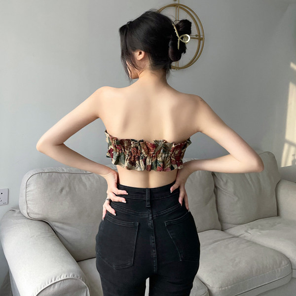 Uus mudel naiste lillemustriga rinnakas