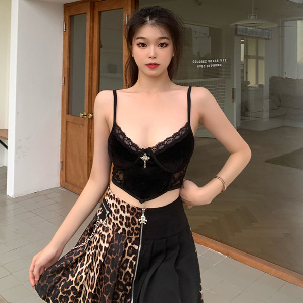 Къс дамски потник с дантела