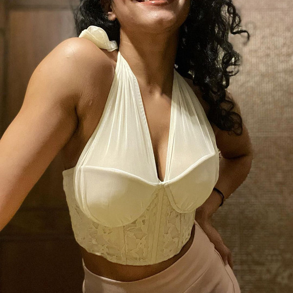 Moderna ženska majica bez rukava s križnim naramenicama i čipkom