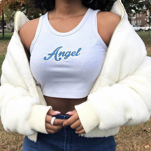 Lühike tikitud tekstiga naiste topp