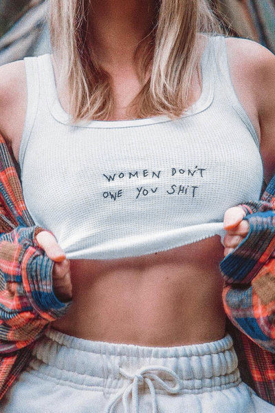 Κοντό γυναικείο φανελάκι με επιγραφή