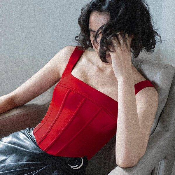 Kandilise dekoltee ja tõmblukuga liibuv rinnakorv