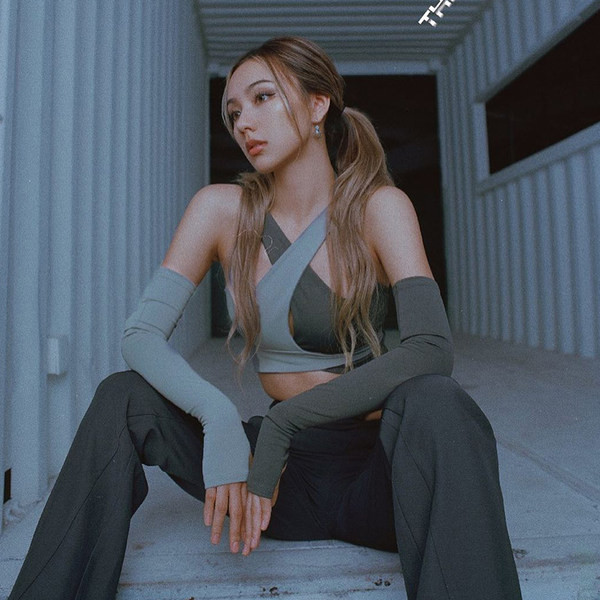 Lühike ristrihmadega naiste topp