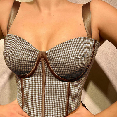 Εφαρμοσμένο καρό μπουστάκι με φαρδιές τιράντες