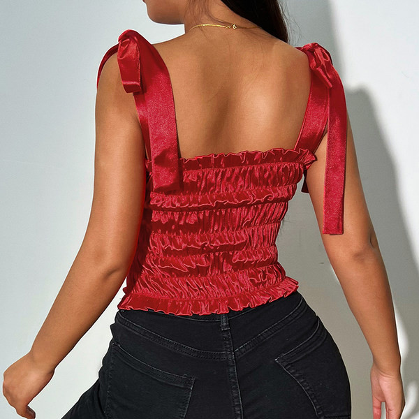 Liibuv naiste rinnakorv lipsudega