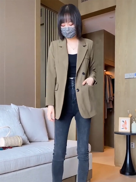 Naiste liibuv jope piklik lõhikuga mudel