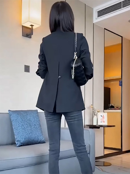 Naiste liibuv jope piklik lõhikuga mudel