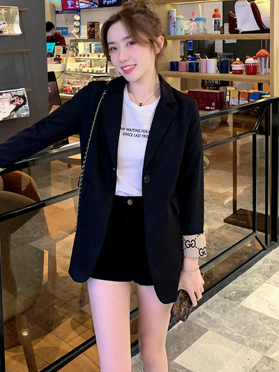 Kolmes värvitoonis nööbiga naiste jope