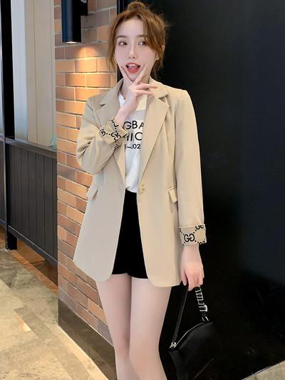 Kolmes värvitoonis nööbiga naiste jope