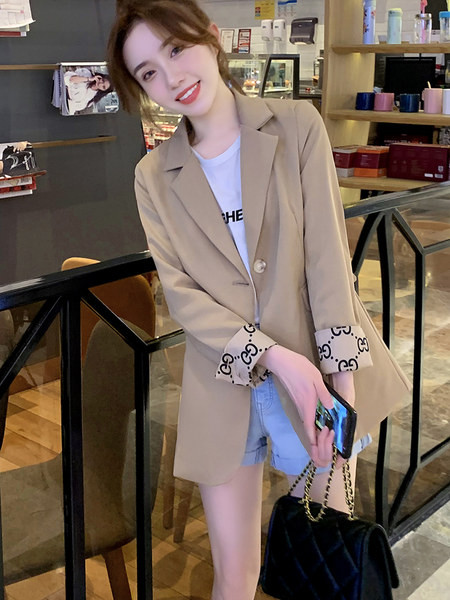 Kolmes värvitoonis nööbiga naiste jope