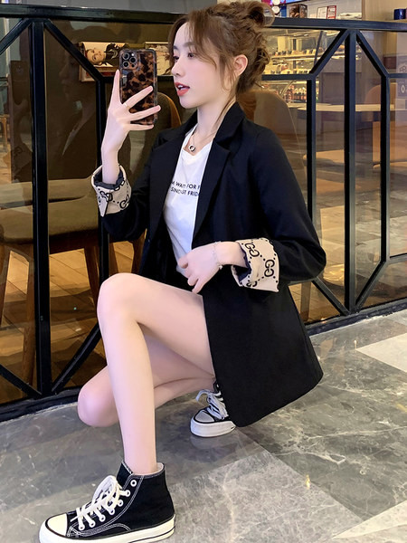 Kolmes värvitoonis nööbiga naiste jope