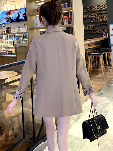 Kolmes värvitoonis nööbiga naiste jope