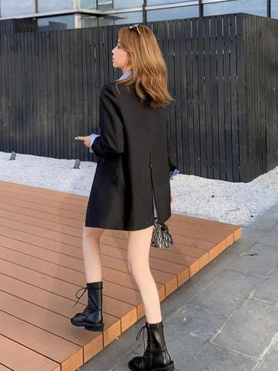 Naiste kaasaegne pikkade varrukate ja nööpidega jakk