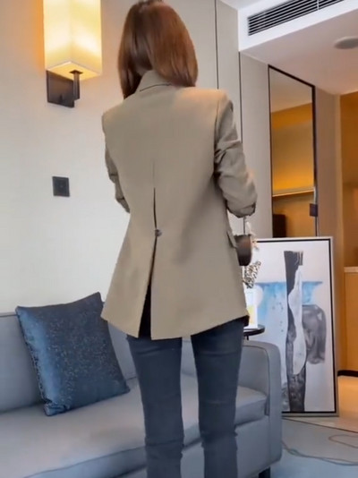 Naiste kaasaegne pikkade varrukate ja nööpidega jakk