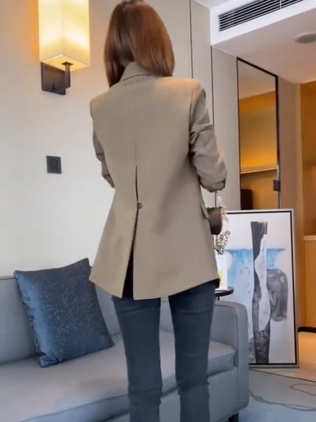 Naiste kaasaegne pikkade varrukate ja nööpidega jakk