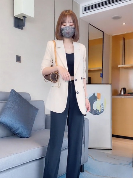 Naiste kaasaegne pikkade varrukate ja nööpidega jakk