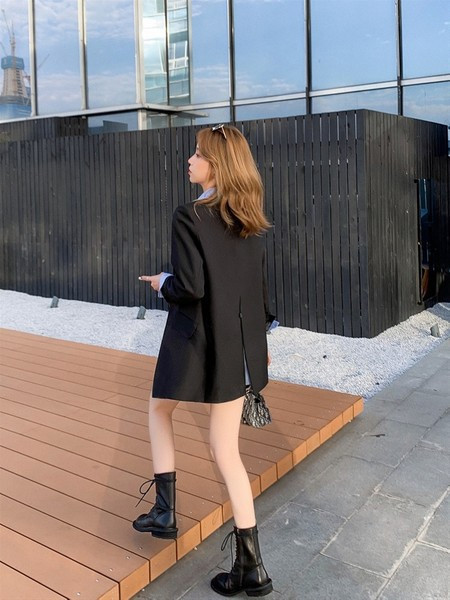 Naiste kaasaegne pikkade varrukate ja nööpidega jakk