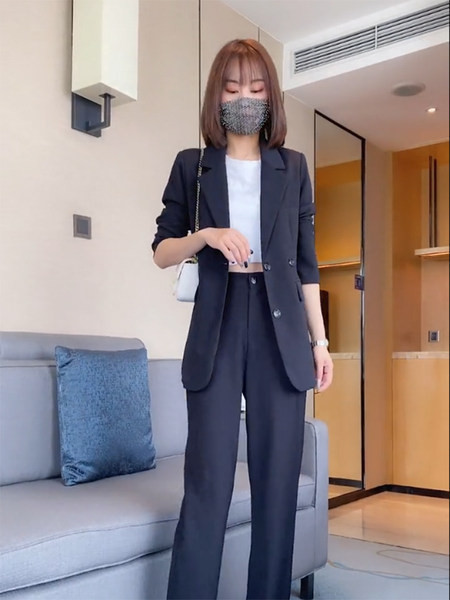 Naiste kaasaegne pikkade varrukate ja nööpidega jakk