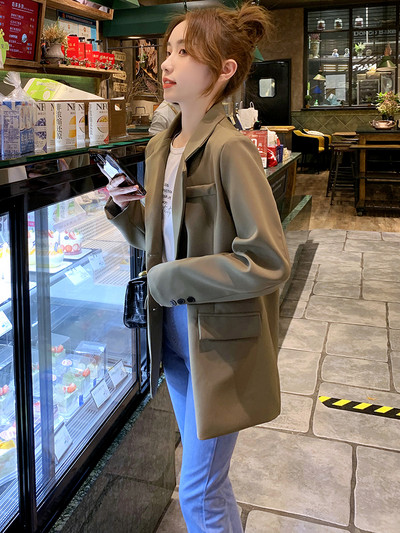 Kahes värvitoonis nööpidega naiste jope