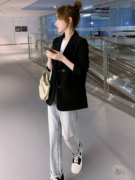 Kahes värvitoonis nööpidega naiste jope