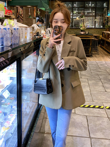 Kahes värvitoonis nööpidega naiste jope