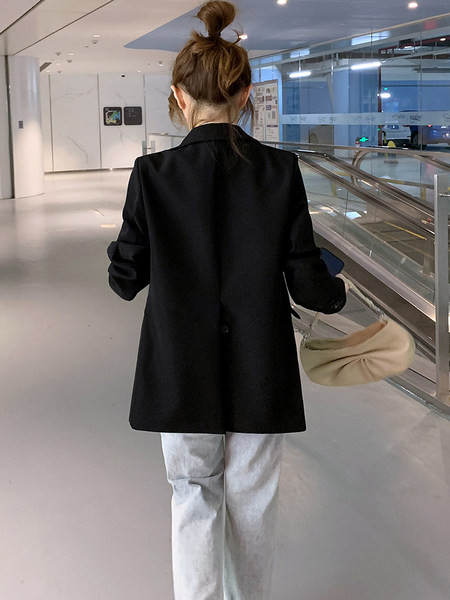 Kahes värvitoonis nööpidega naiste jope