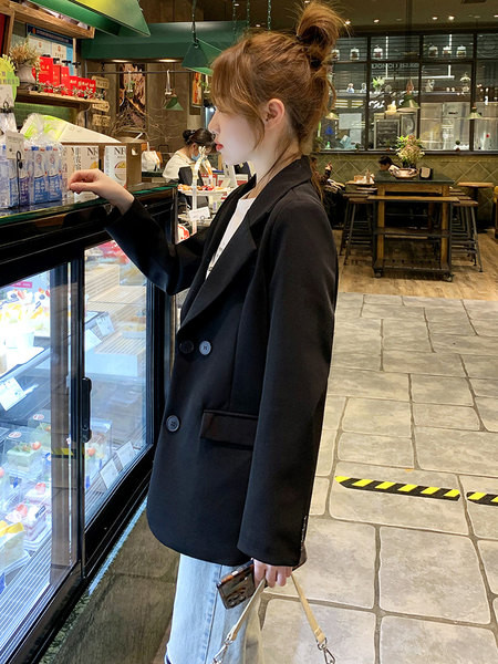 Kahes värvitoonis nööpidega naiste jope