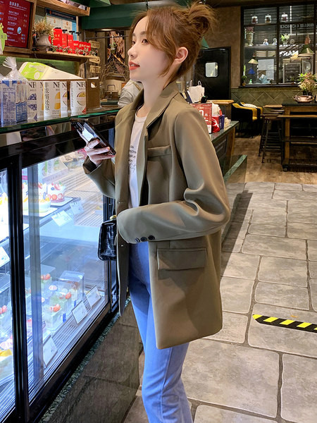 Kahes värvitoonis nööpidega naiste jope