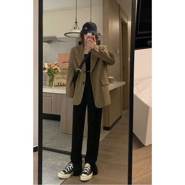 Широк модел дамско сако с копчета