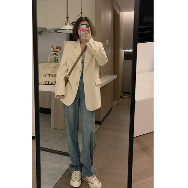 Широк модел дамско сако с копчета