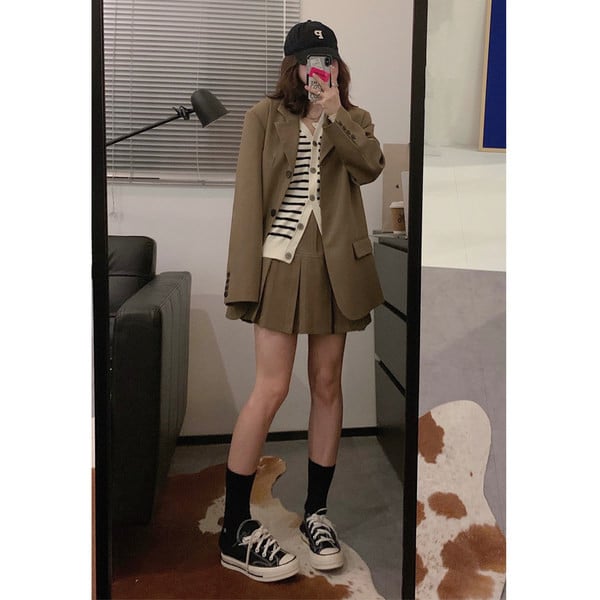 Широк модел дамско сако с копчета