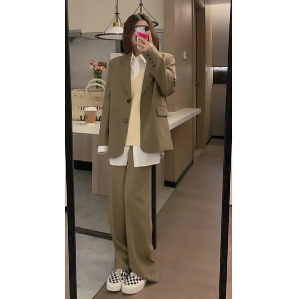 Широк модел дамско сако с копчета