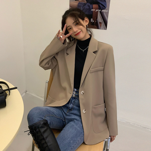 Novi model ženske jakne na dugmad